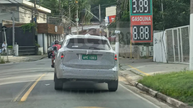 Nova geração do Nissan Kicks em testes na região da Granja Viana (SP)