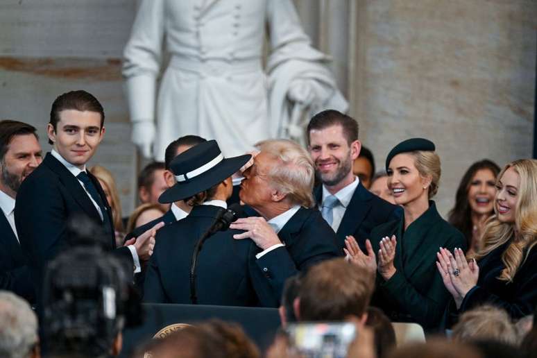 Donald Trump ao lado dos filhos e da primeira-dama. Na imagem, aparecem Barron, Eric, Ivanka e Tiffany, da esquerda para a direita.