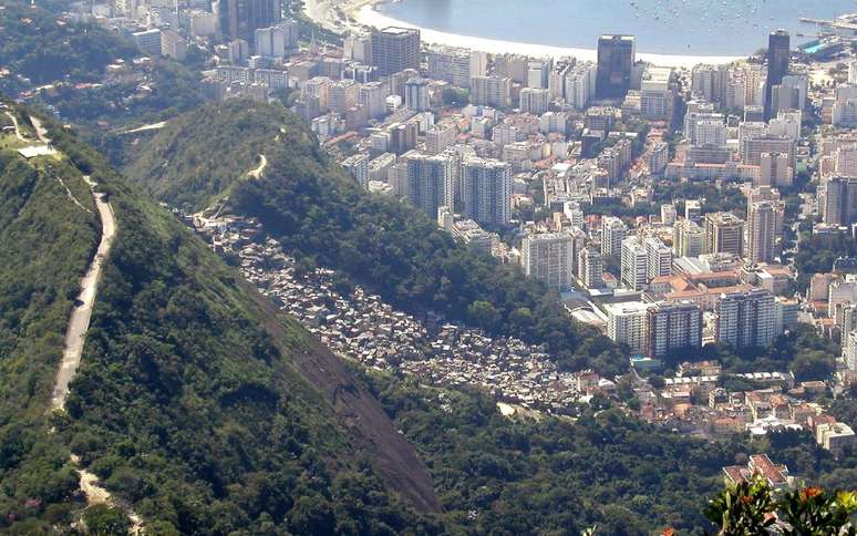 À esquerda, estrada que leva ao Mirante Dona Marta. Ao centro, na encosta do morro, a Favela Santa Marta. Ao fundo, o bairro e praia de Botafogo.