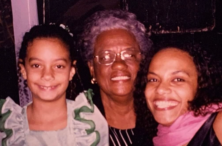 Flávia (à direita), sua mãe (ao centro) e sua filha, Isabela Reis (à esquerda), em memória que ela compartilhou nas redes sociais: "Saudade imensa. E, ao mesmo tempo, o sentimento de presença permanente"