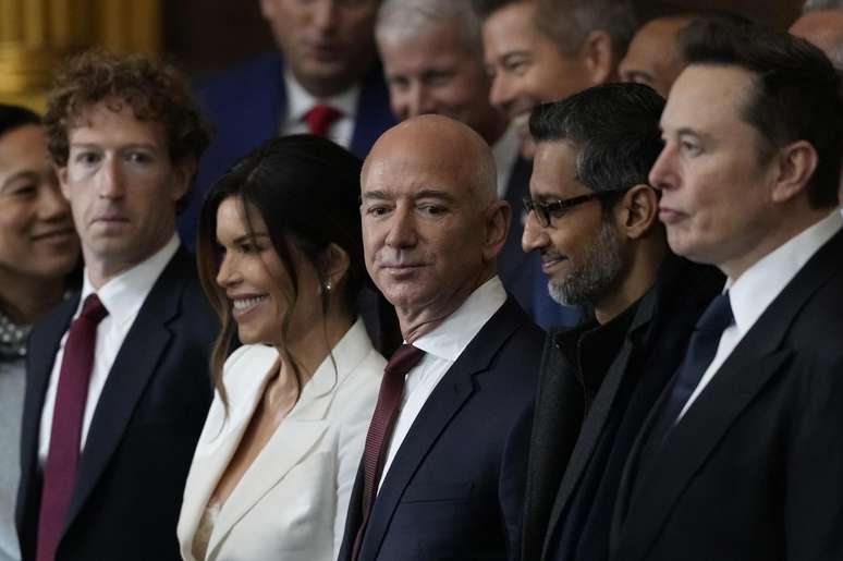 Elon Musk (X e Tesla), Jeff Bezos (Amazon e Blue Origin) e Mark Zuckerberg (Meta) em cerimônia de posse de Donald Trump, em 20 de janeiro de 2025. 