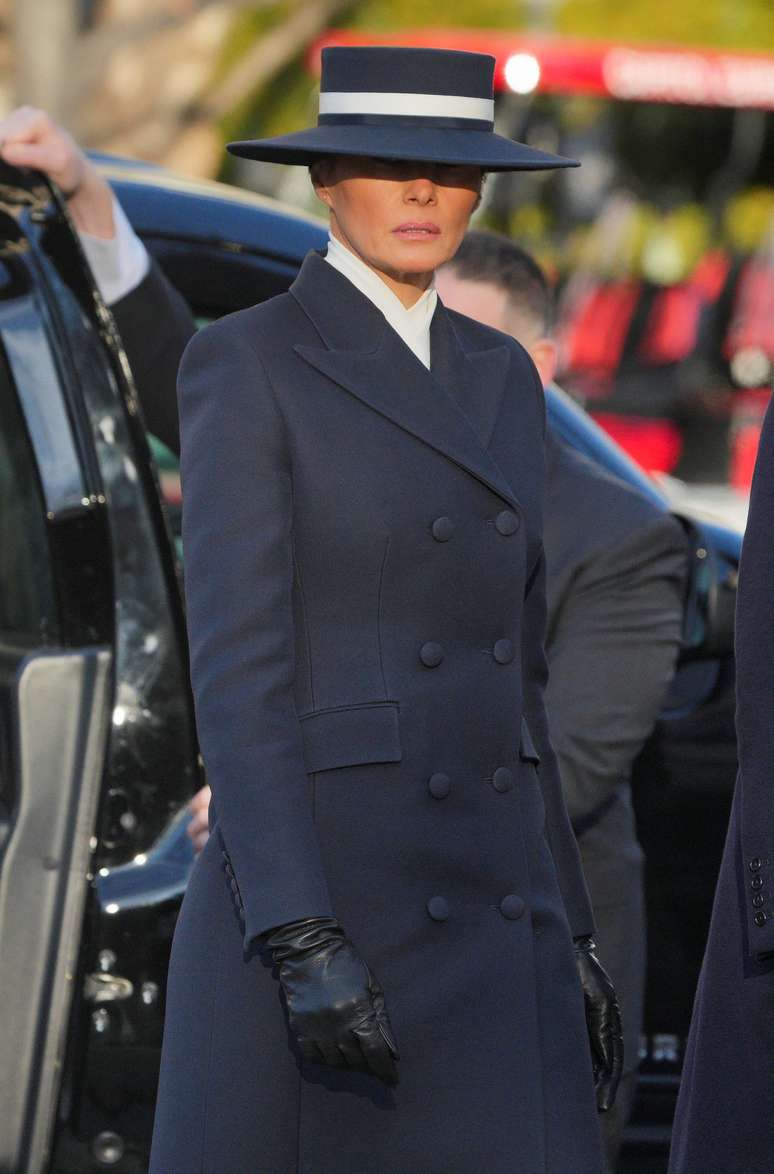 Melania Trump usou traje sóbrio para missa antes da posse de Donald Trump.