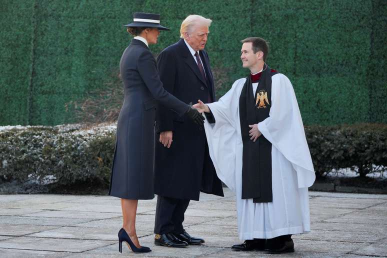 O presidente dos Estados Unidos, Donald Trump, e sua esposa, Melania Trump, chegam à igreja para missa antes da posse.