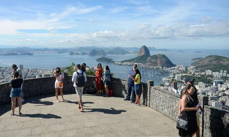 Mirante do Dona Marta é um ponto turístico muito procurado no Rio de Janeiro. Favela Santa Marta está abaixo.