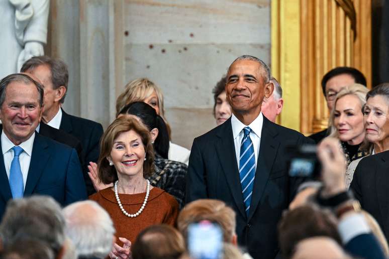 O ex-presidente George W. Bush, a ex-primeira-dama Laura Bush e o ex-presidente Barack Obama chegam para a posse de Donald Trump, enquanto o 47º presidente dos Estados Unidos acontece dentro da Rotunda do Capitólio dos EUA em Washington, DC, segunda-feira, 20 de janeiro de 2025. É a 60ª posse presidencial dos EUA e a segunda posse não consecutiva de Trump como presidente dos EUA. 