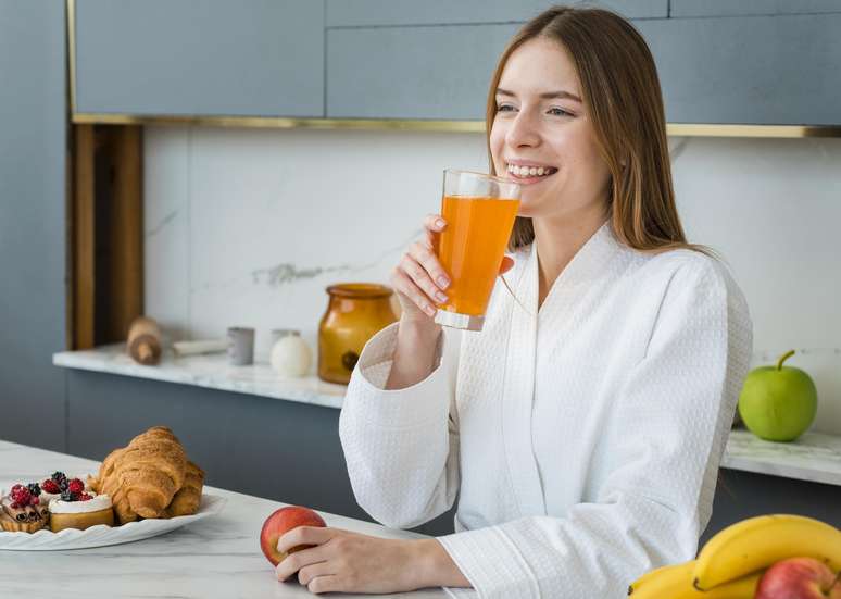 Mulher tomando vitamina C 