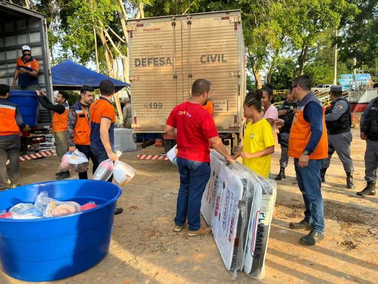 Famílias atingidas receberam colchões, roupas e comida após perderem tudo