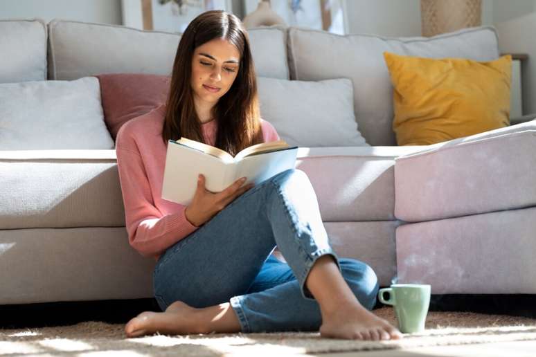 Manter um livro próximo ajuda a manter o hábito de leitura em momentos ociosos 