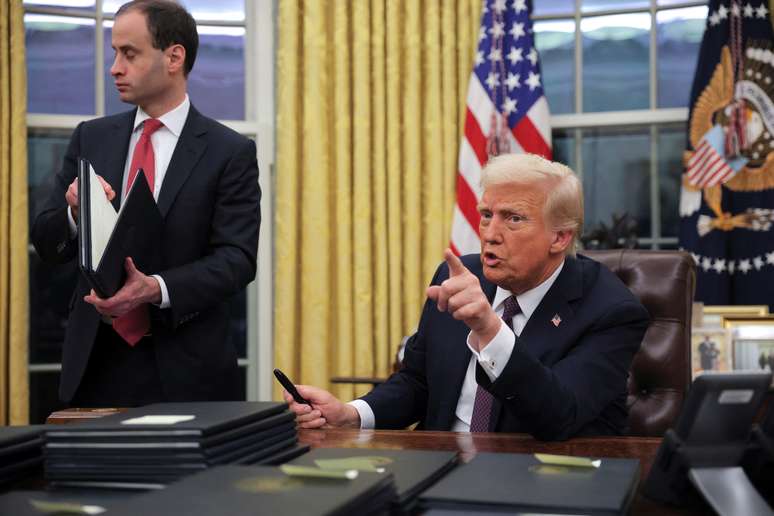 De volta à Casa Branca, Trump revoga medidas de Biden e perdoa réus pelos ataques ao Capitólio, em 6 de janeiro