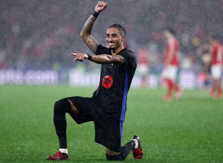 Raphinha, do Barcelona, comemora gol contra o Benfica