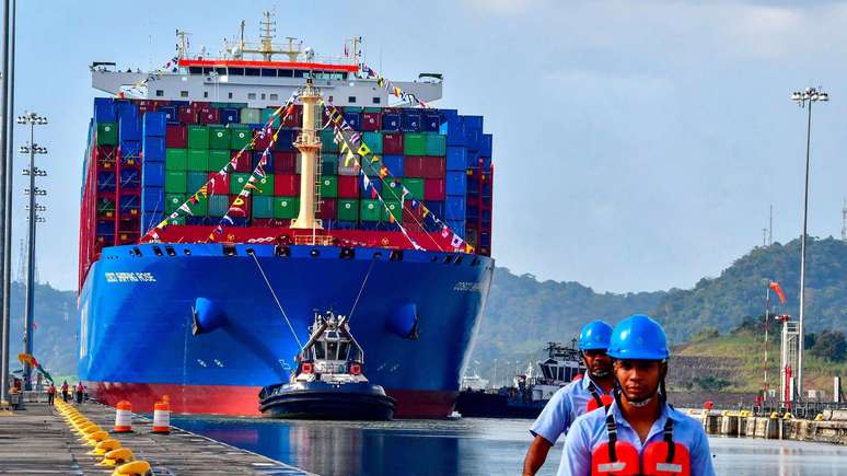 Navio chinês navega nas eclusas de Cocolí, no Canal do Panamá, em 2018