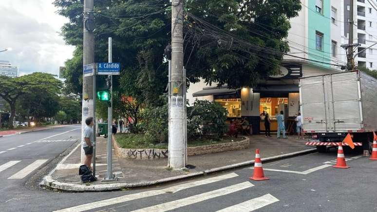 A Polícia Militar fechou ruas da Barra Funda, na zona oeste de São Paulo, na tarde desta terça-feira, 21, após uma granada de mão sem carga explosiva ser deixada em uma lixeira.