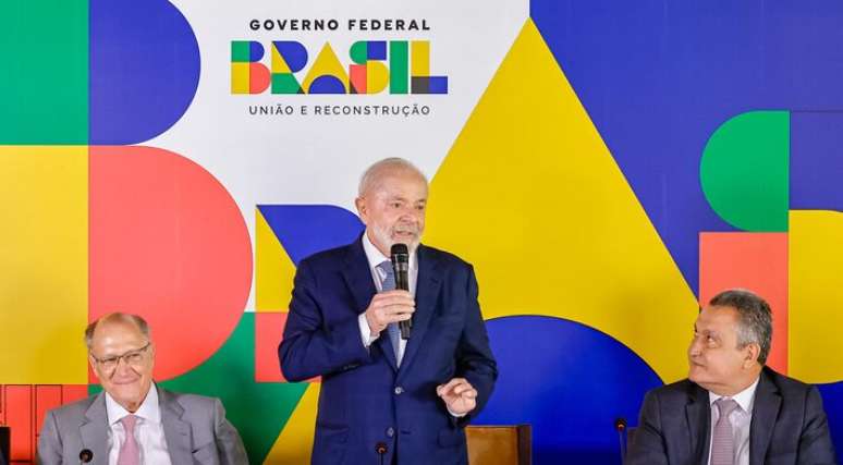 O presidente Luiz Inácio Lula da Silva durante reunião ministerial ao lado do vice-presidente Geraldo Alckmin e do ministro da Casa Civil, Rui Costa.