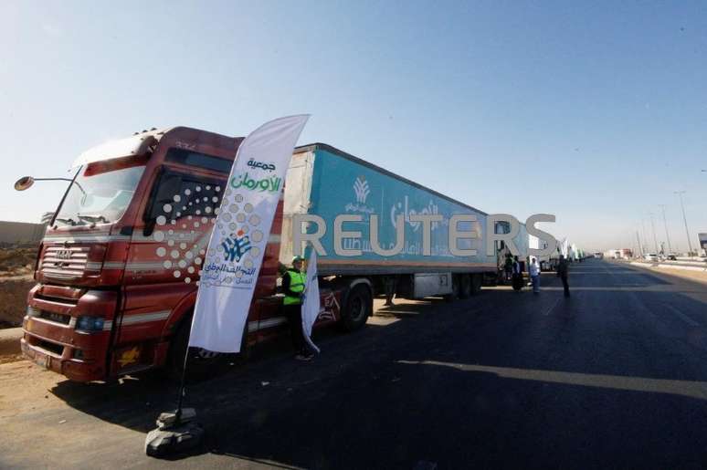 Caminhões com ajuda humanitária da Aliança Nacional para o Trabalho de Desenvolvimento Civil (NACSW) do Egito para Gaza esperam na estrada em direção à passagem de fronteira de Rafah para entrar em Gaza
21/01/2025
REUTERS/Shokry Hussein 