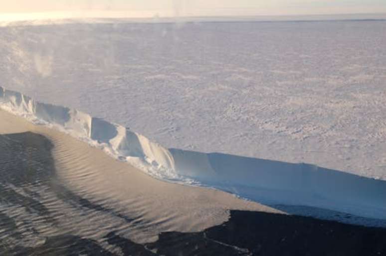 A plataforma de gelo Ross avança sobre o Mar de Ross, na Antártica: essas plataformas estabilizam o manto de gelo do continente, mas também estão encolhendo, em um processo que forma estranhas paisagens geladas indicativas do que está acontecendo Matt Siegfried/Scripps Institution of Oceanography, CC BY-NC