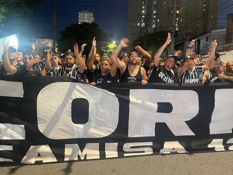 Torcedores protestam do lado de fora do Parque São Jorge