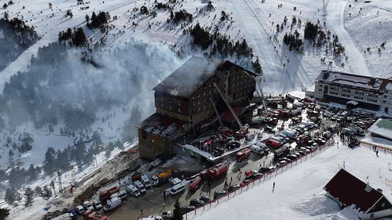 Resort de esqui na Turquia foi foco de incêndio nesta terça-feira, 21