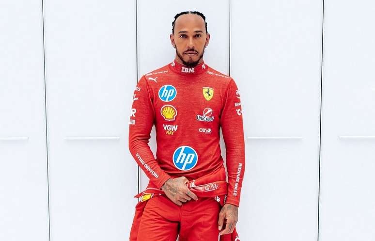 Lewis Hamilton veste uniforme da Ferrari pela primeira vez