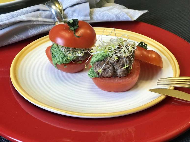 tomate holandês com mini hambúrguer