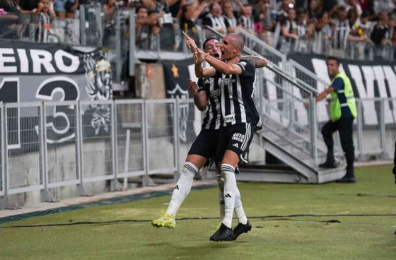 Lucas Lima marca em cima. Assim, não dá espaços para Robert,do Galo. Fotos: Daniela Veiga / Atlético