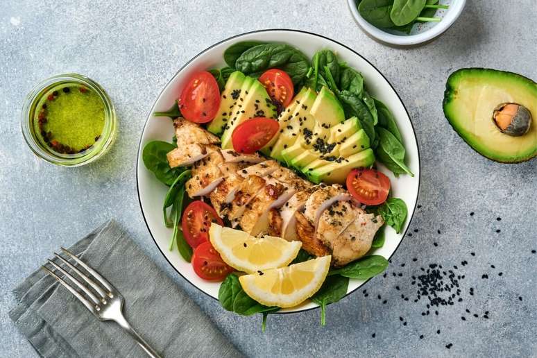 Salada de frango com abacate e espinafre