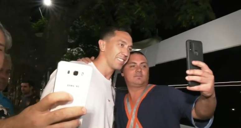 Marchesín recebeu o carinho dos fãs no aeroporto em Buenos Aires –