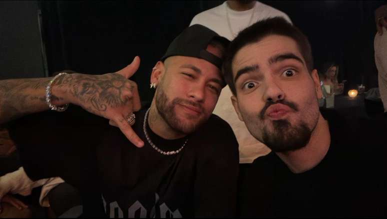 Neymar Jr. na companhia do amigo, o apresentador João Silva