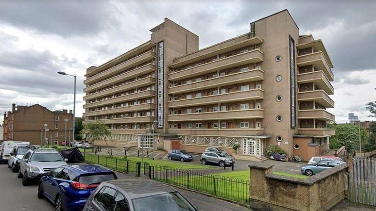 Mary McLaughlin morava sozinha em um apartamento no terceiro andar do condomínio Crathie Court, em Glasgow