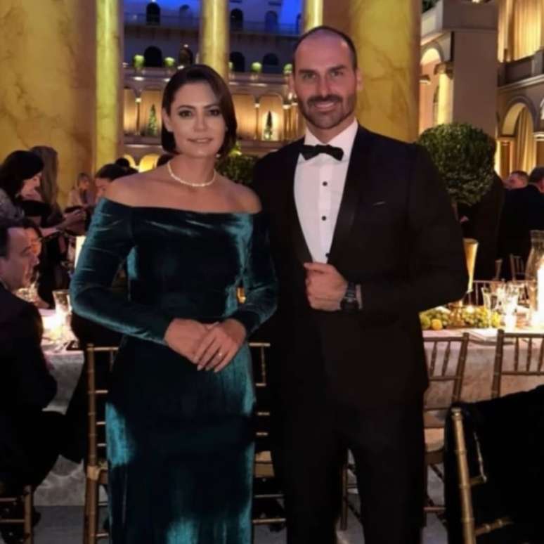 Michelle e Eduardo Bolsonaro durante evento em Washington, na noite anterior à posse de Donald Trump.