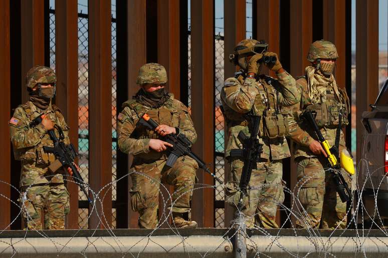 Militares da Guarda Nacional vigiam fronteira entre os Estados Unidos e o M&eacute;xico, no Texas
