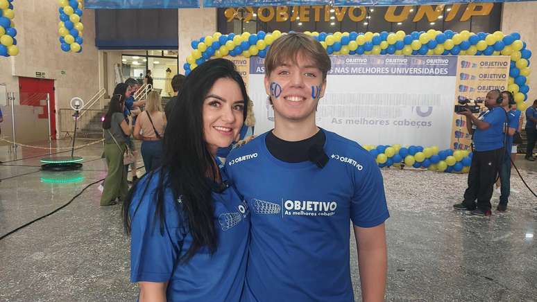 O estudante Luiz Filippe e a mãe Raíssa