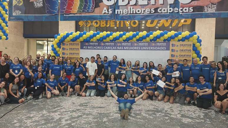 Tradicional festa de aprovados na Fuvest do Colégio e Curso Objetivo, unidade Paulista