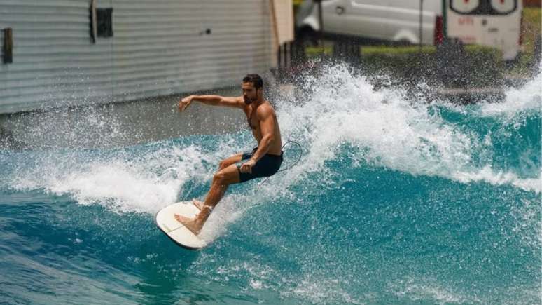 Nicolas Prattes impressiona com habilidades no surf e Sabrina tieta: ‘gostoso’