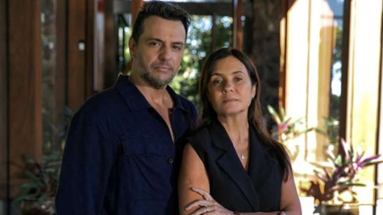 Molina (Rodrigo Lombardi) e Mércia (Adriana Esteves) em "Mania de Você"