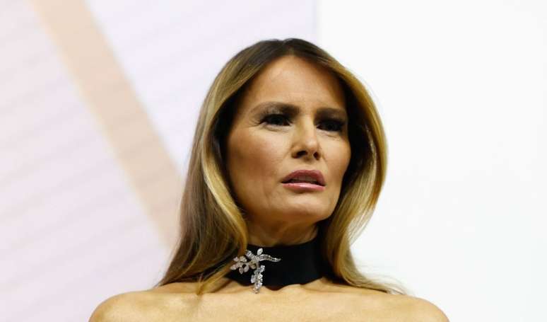 Vestido de Melania Trump para baile pós-posse de Trump repete tradição de 2017, mas inova com acessório nada discreto. Qual será a curiosidade por trás do look?.