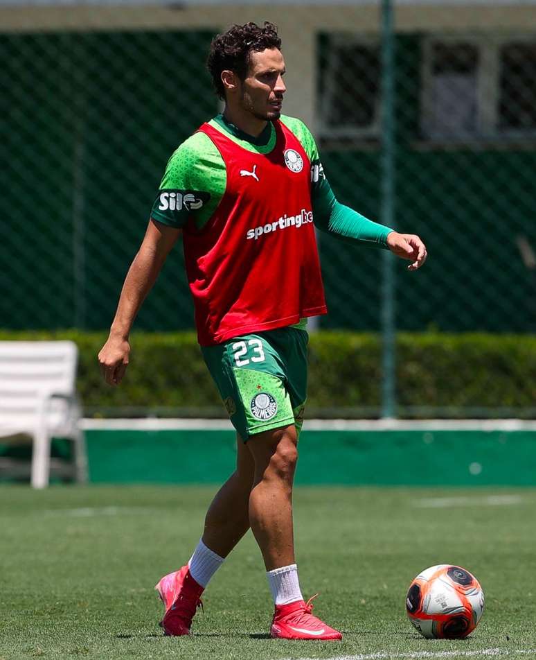 Veiga deve ser titular em clássico contra Santos 