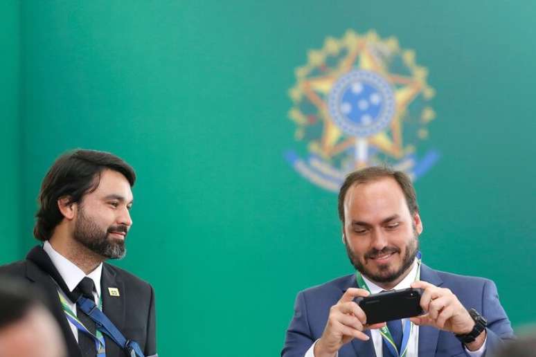 Leonardo Rodrigues de Jesus, o Léo índio, e Carlos Bolsonaro, seu primo, durante cerimônia de posse presidencial de Jair Bolsonaro