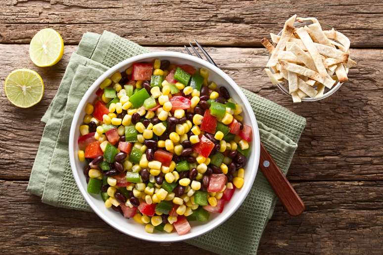 Salada de feijão-preto e milho-verde 