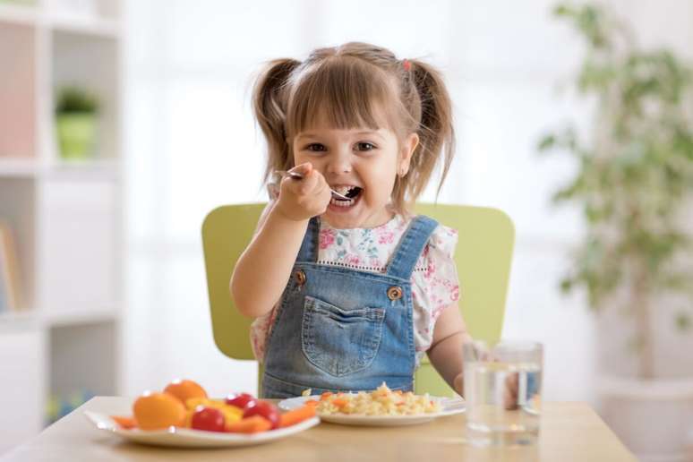 Ter uma rotina de alimentação equilibrada e sono regulado promove a saúde e o bem-estar das crianças 