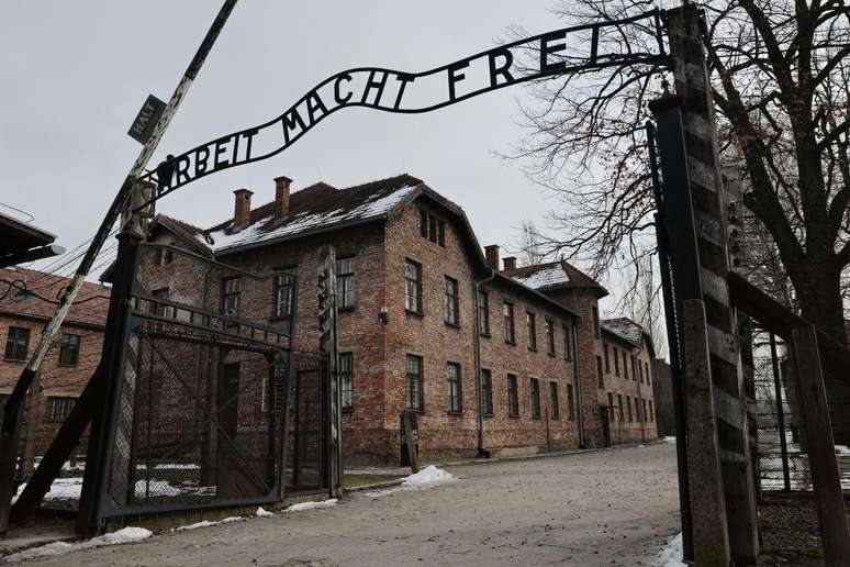 O lema infame Arbeit Macht Frei — 'o trabalho liberta' — permanece até hoje inscrito no portão de entrada do campo de Auschwitz 1