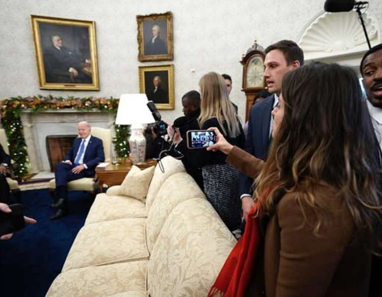 A jornalista da Globo gravando o então presidente Joe Biden no Salão Oval