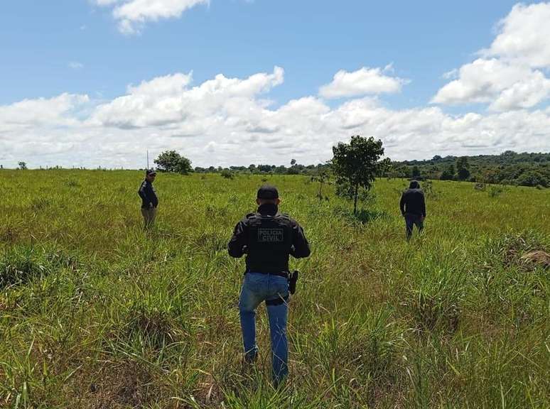 Policiais procuram suspeito de matar casal em frente ao filho