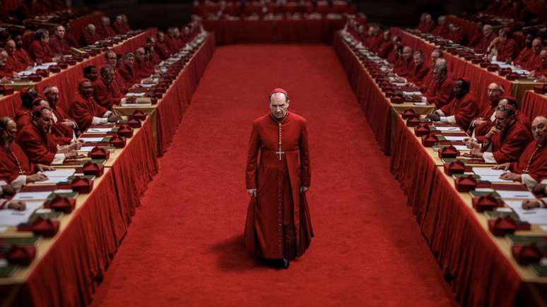 Conclave, candidato ao Oscar 2025, estreia nos cinemas brasileiros