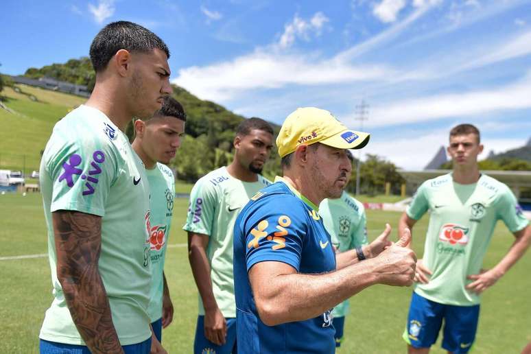 Ramon Menezes em conversa com os jogadores –