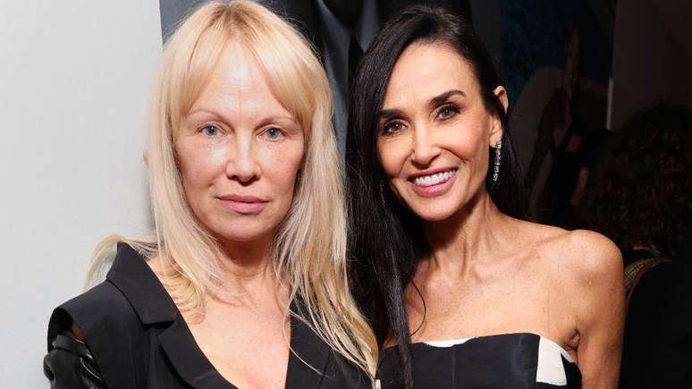 Pamela Anderson (à esquerda) e Demi Moore retornaram à disputa por prêmios por The Last Showgirl e A Substância, respectivamente. Anderson ficou fora da corrida pelo Oscar, enquanto Moore é uma das favoritas