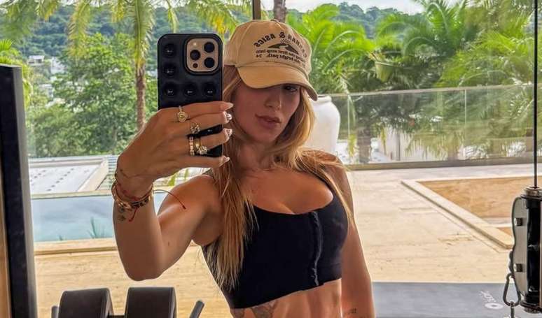 Virgínia Fonseca deixa barriga à mostra em foto na academia e web opina sobre corpo da influenciadora.