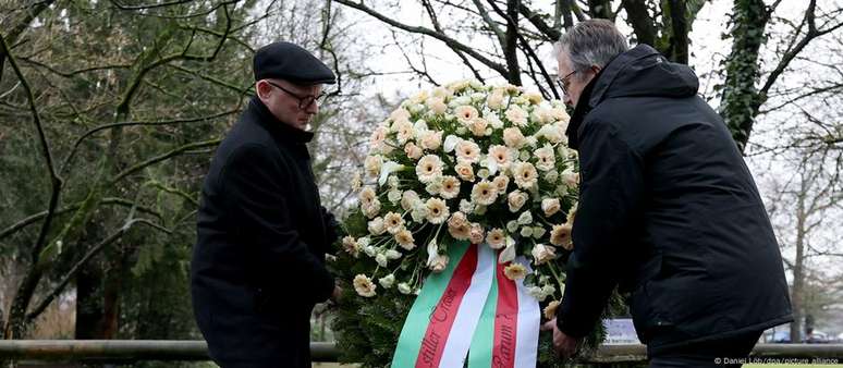 Políticos da cidade de Aschaffenburg homenageam as vítimas de ataque ocorrido na véspera