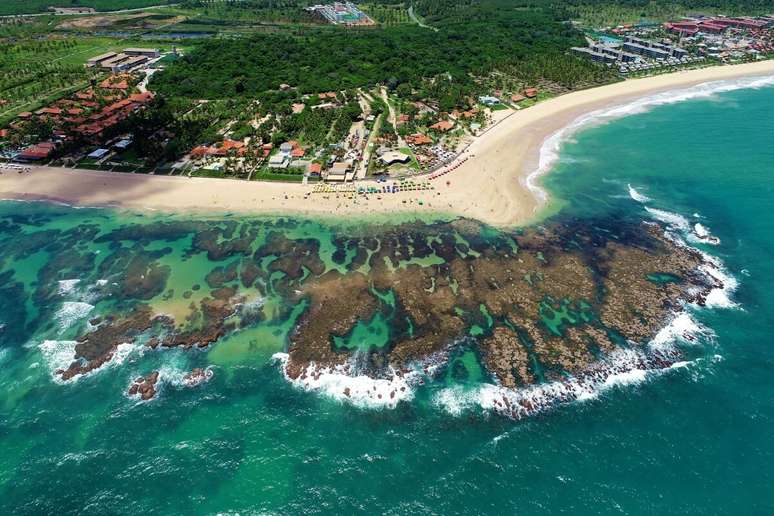 A Praia do Cupe tem piscinas naturais repletas de peixes 