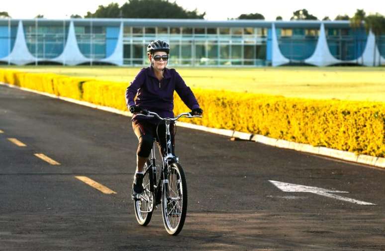 Dilma Rousseff andando de bicicleta no Palácio da Alvorada, em Brasília, quando era presidente