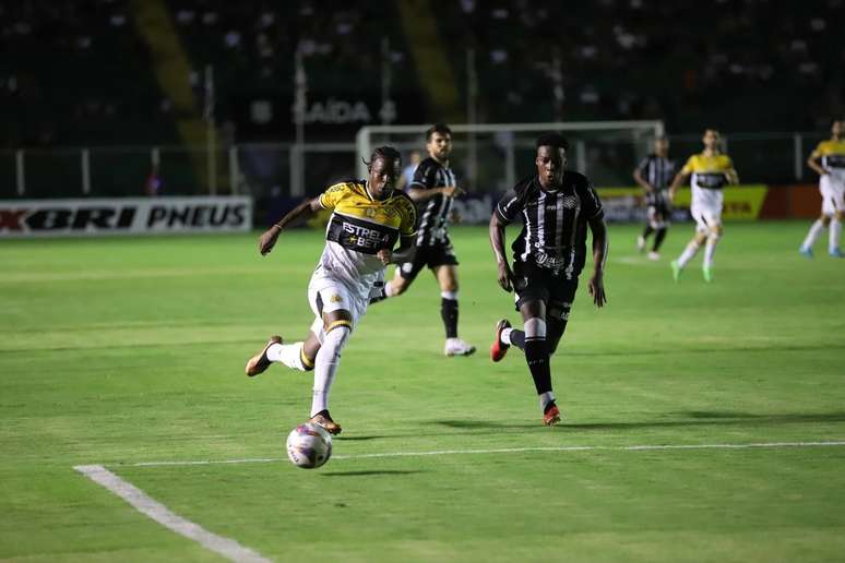 Criciúma e Figueirense em ação no Orlando Scarpelli. 